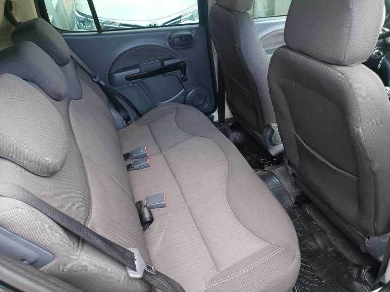 FIAT - UNO - 2011/2012 - Preta - R$ 39.900,00