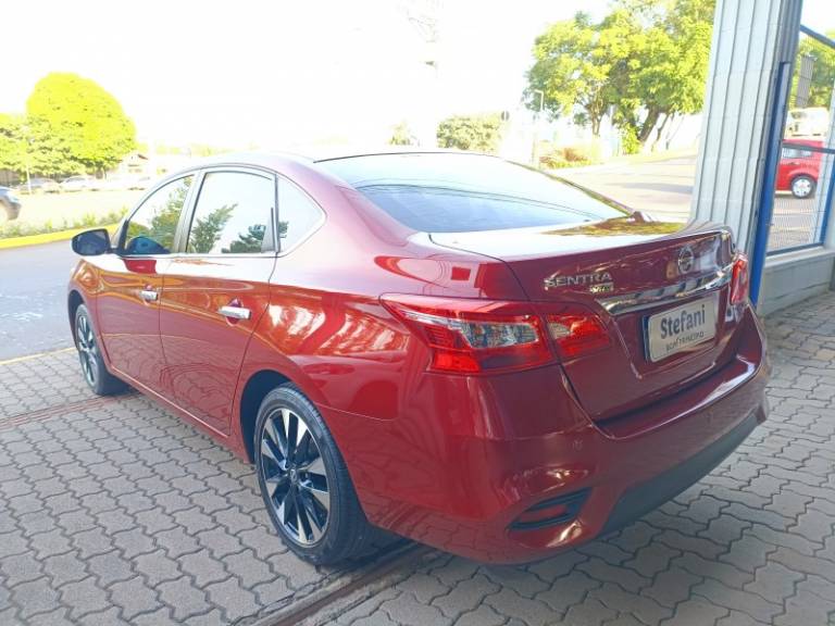 NISSAN - SENTRA - 2016/2017 - Vermelha - R$ 77.900,00