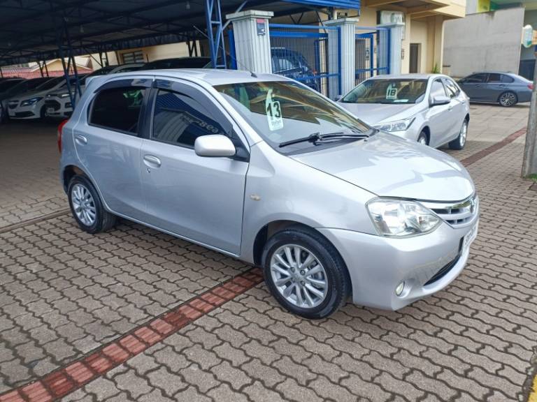 TOYOTA - ETIOS - 2012/2013 - Prata - R$ 43.900,00