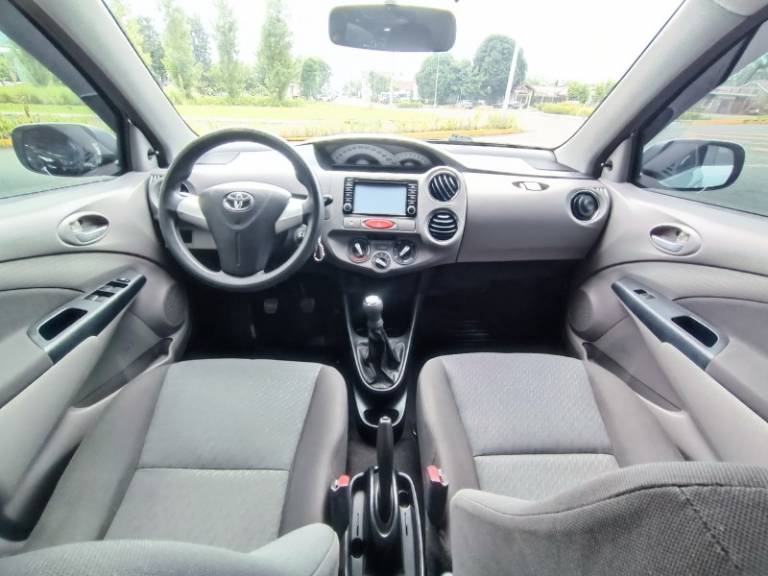 TOYOTA - ETIOS - 2012/2013 - Prata - R$ 43.900,00