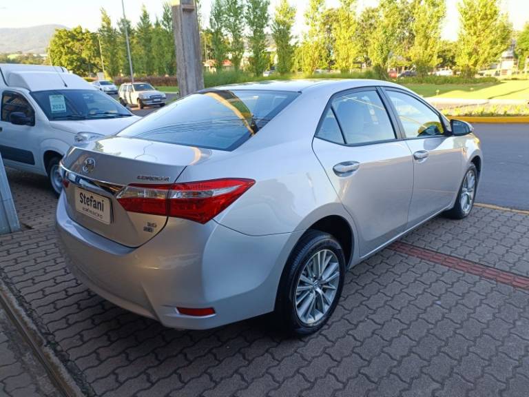 TOYOTA - COROLLA - 2014/2015 - Prata - R$ 88.900,00