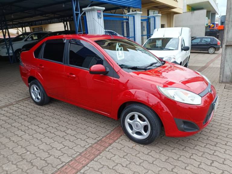 FORD - FIESTA - 2010/2011 - Vermelha - R$ 35.900,00