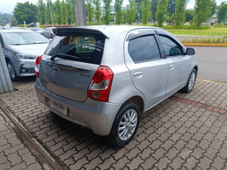 TOYOTA - ETIOS - 2012/2013 - Prata - R$ 43.900,00