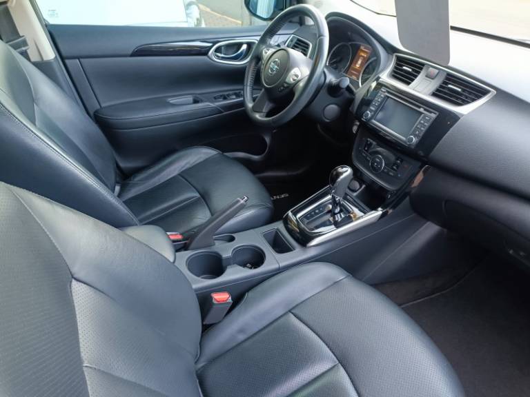 NISSAN - SENTRA - 2016/2017 - Vermelha - R$ 77.900,00