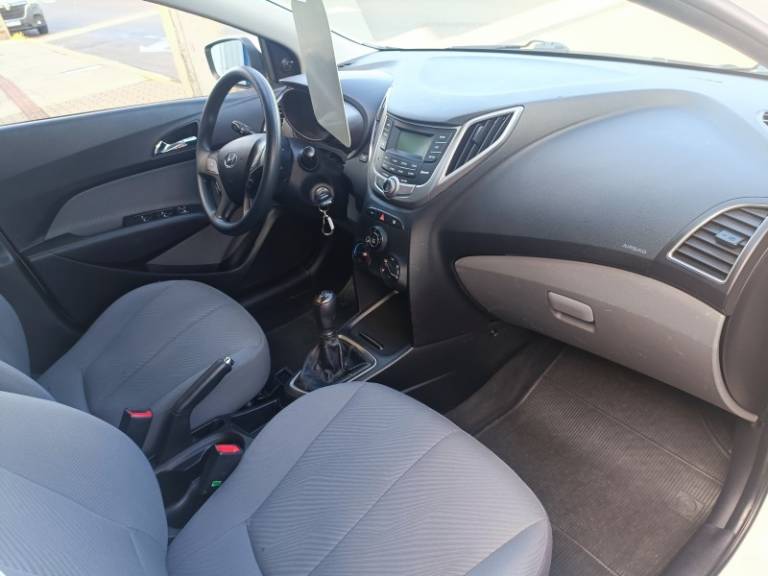 HYUNDAI - HB20S - 2014/2015 - Branca - R$ 56.900,00