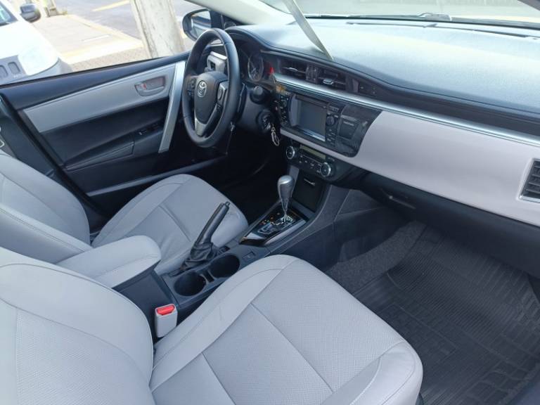 TOYOTA - COROLLA - 2014/2015 - Prata - R$ 88.900,00