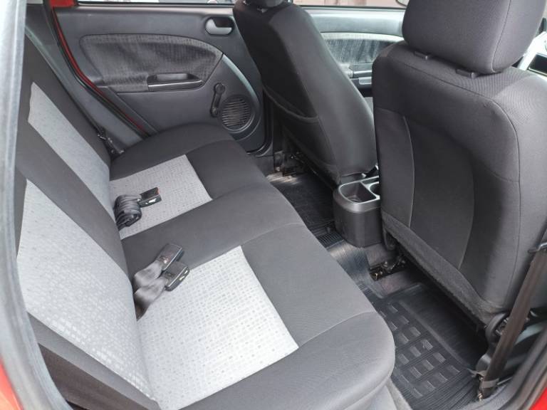 FORD - FIESTA - 2010/2011 - Vermelha - R$ 35.900,00