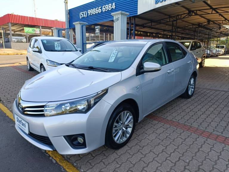 TOYOTA - COROLLA - 2014/2015 - Prata - R$ 88.900,00