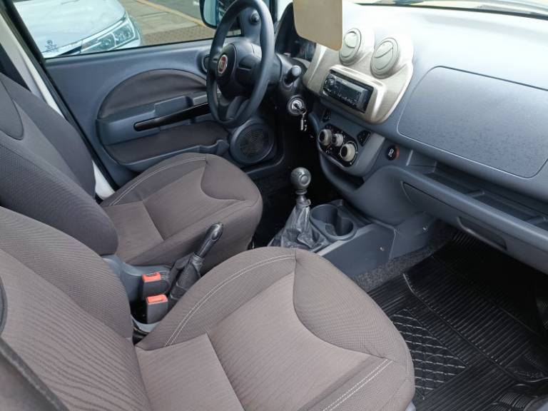 FIAT - UNO - 2011/2012 - Preta - R$ 39.900,00