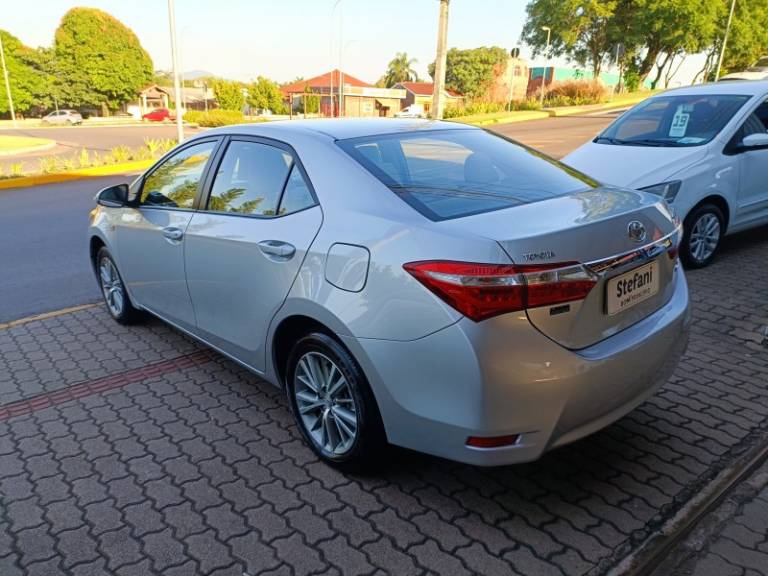 TOYOTA - COROLLA - 2014/2015 - Prata - R$ 88.900,00