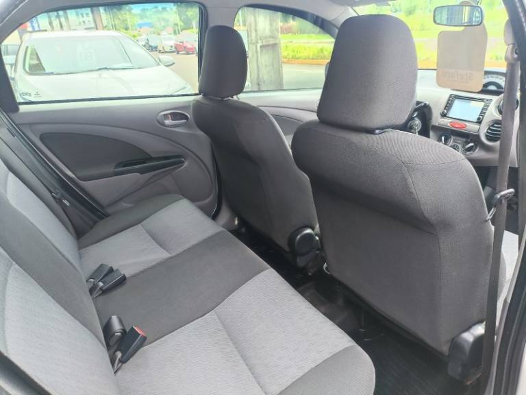 TOYOTA - ETIOS - 2012/2013 - Prata - R$ 43.900,00