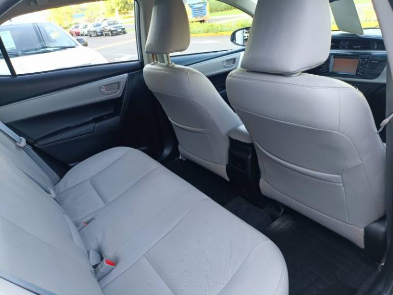 TOYOTA - COROLLA - 2014/2015 - Prata - R$ 88.900,00