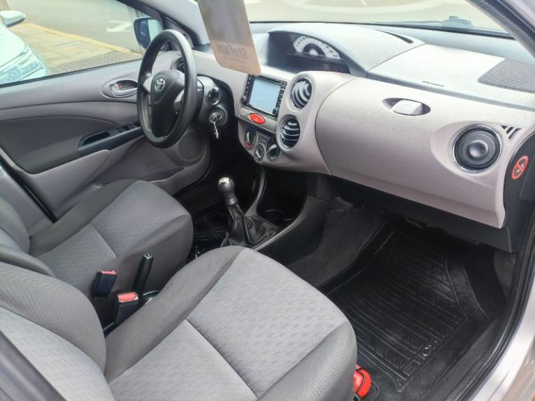 TOYOTA - ETIOS - 2012/2013 - Prata - R$ 43.900,00