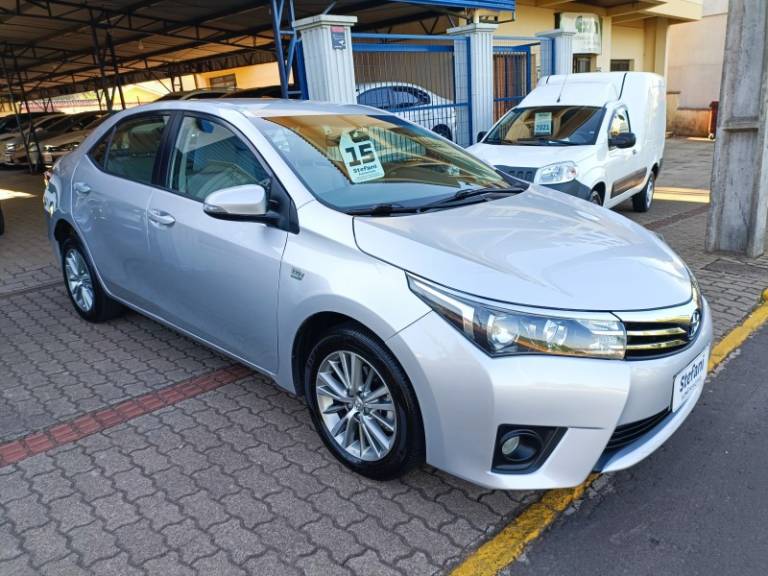 TOYOTA - COROLLA - 2014/2015 - Prata - R$ 88.900,00