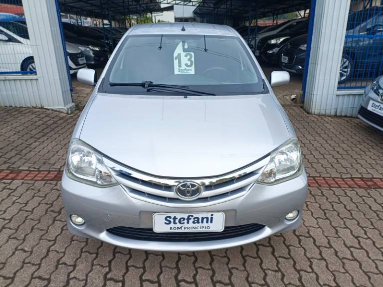 TOYOTA - ETIOS - 2012/2013 - Prata - R$ 43.900,00