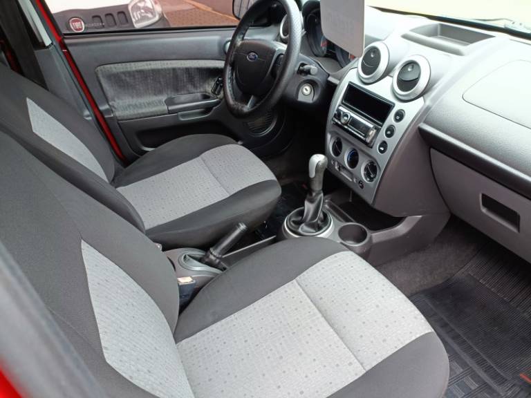 FORD - FIESTA - 2010/2011 - Vermelha - R$ 35.900,00